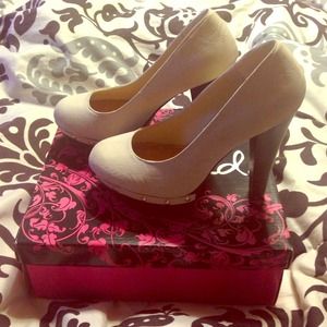 **NEW PICS ADDED** beige pumps