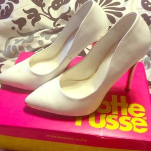 White pumps with silver tip