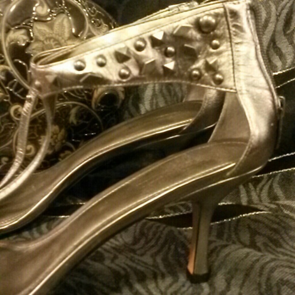 CJD Studded T-strap platinum sandals - Picture 2 of 4