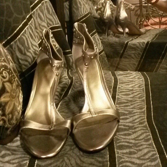 CJD Studded T-strap platinum sandals - Picture 3 of 4