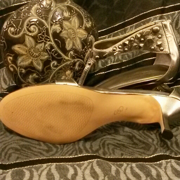 CJD Studded T-strap platinum sandals - Picture 4 of 4