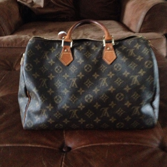 LV Speedy 35 and matching bifold wallet.