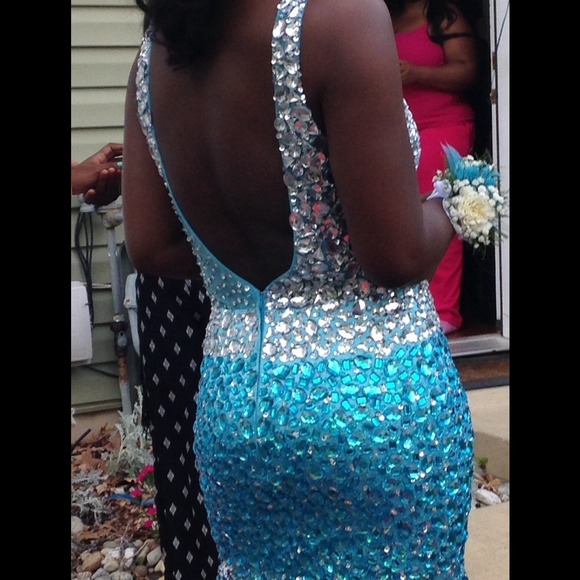 Prom dress. - Picture 3 of 4