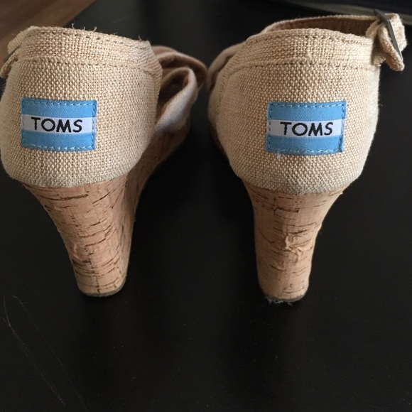 TOMs Strappy Wedges in natural burlap color 7.5