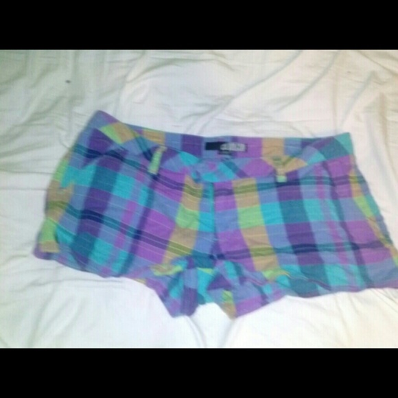 Volcom plaid shorts(: