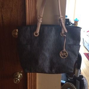 Authentic Michael Kors tote!!
