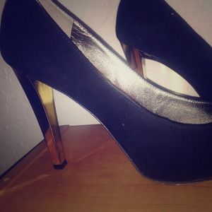 Gorgeous black & gold velvet heels💋