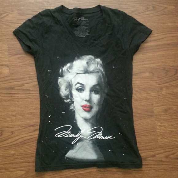 Marilyn Monroe V-Neck🚫🚫🚫🚫🚫🚫🚫SOLD!!🚫🚫🚫 - Picture 1 of 1