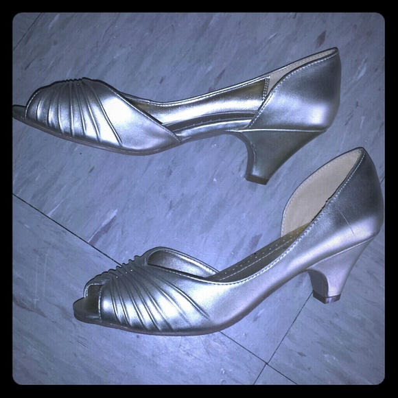 REDUCED! Classifieds Gold peep toe heels