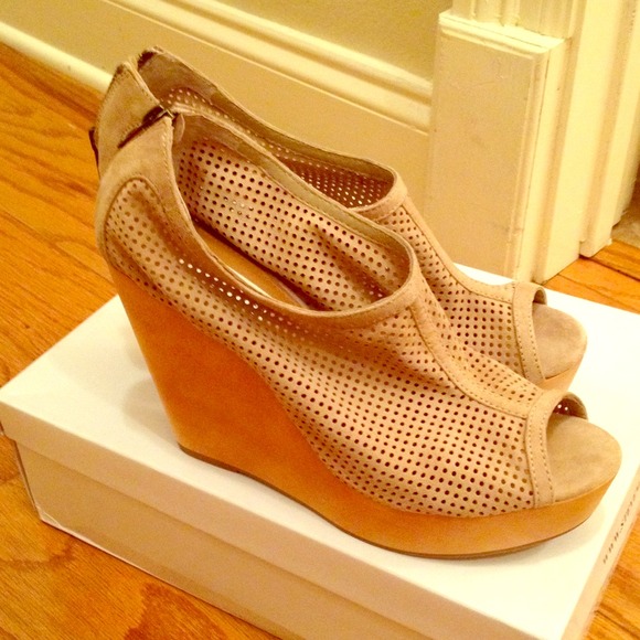 SOLD❌Steve Madden Syren Taupe Wedge size 8.5 - Picture 1 of 4