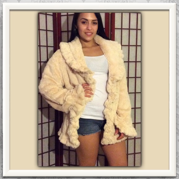 💝IVORY FAUX FUR RUFFLE JACKET💝 - Picture 2 of 3