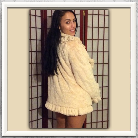 💝IVORY FAUX FUR RUFFLE JACKET💝 - Picture 3 of 3