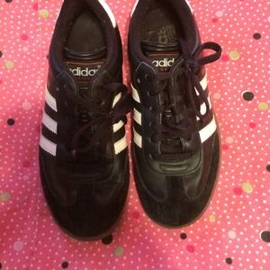 Soccer indoor shoes