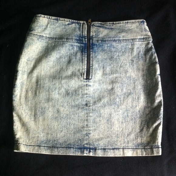 Acid washed high wasted skirt - Picture 2 of 2