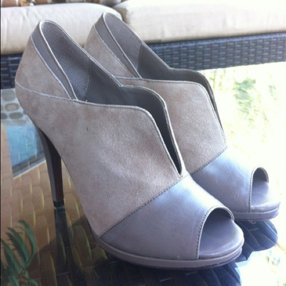 NWT Diane Von Furstenberg Leather and Suede Pumps