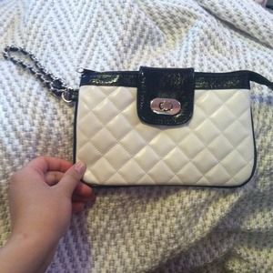 Quilted wristlet