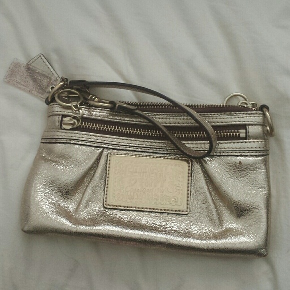 COACH Poppy Wristlet