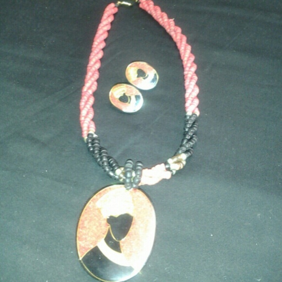 Necklace w matching earrings