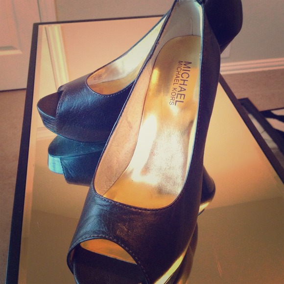 🚫SOLD🚫🚨🚨 Michael Kors Heels🚨🚨 - Picture 1 of 4