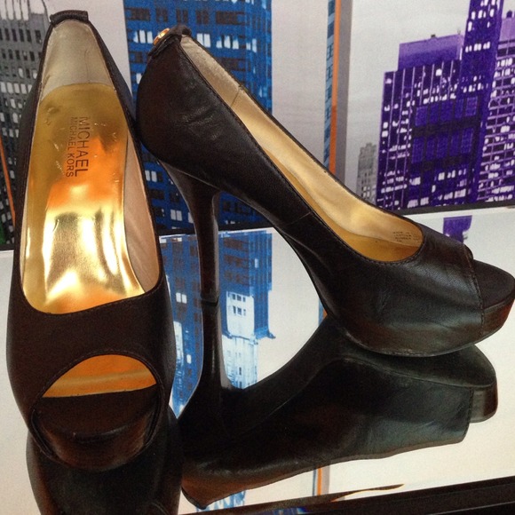 🚫SOLD🚫🚨🚨 Michael Kors Heels🚨🚨 - Picture 2 of 4