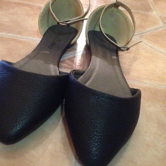 Black and gold pointy flats
