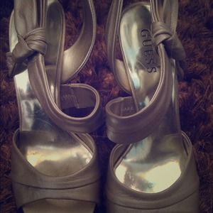Guess gold side-bow heel
