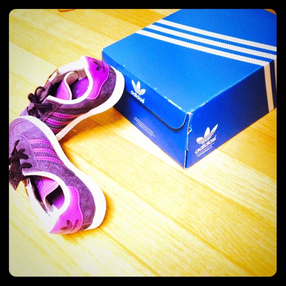 Girl Toddler Size 7 Sneaker