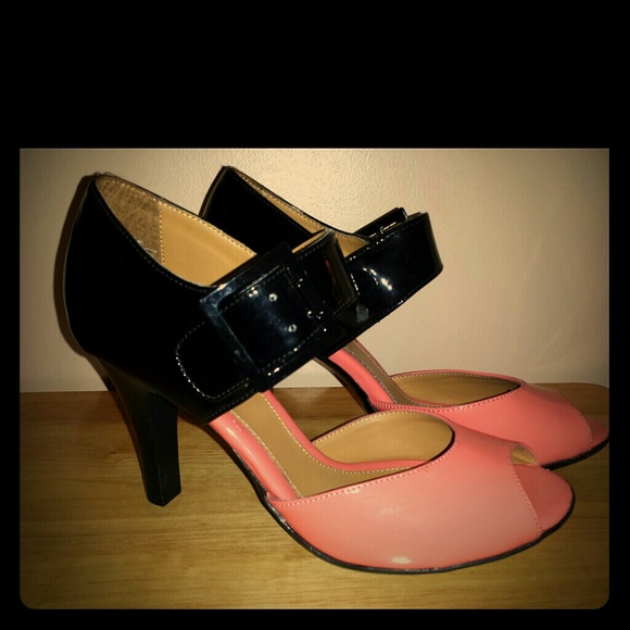 SOLD!!!!!   NWOT Black and Salmon color heels!! - Picture 1 of 3