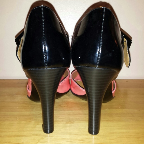 SOLD!!!!!   NWOT Black and Salmon color heels!! - Picture 2 of 3
