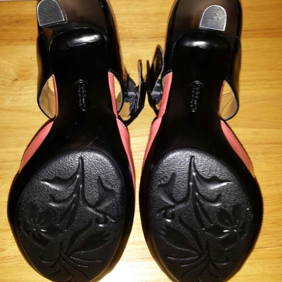 SOLD!!!!!   NWOT Black and Salmon color heels!! - Picture 3 of 3