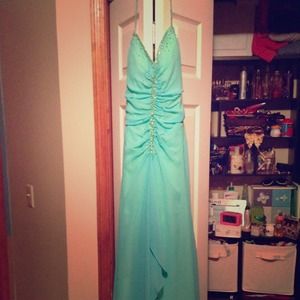 I'm selling this prom dress.