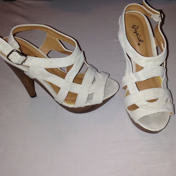 Chic platform beige heels! - Picture 2 of 3