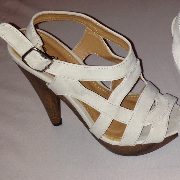 Chic platform beige heels! - Picture 3 of 3