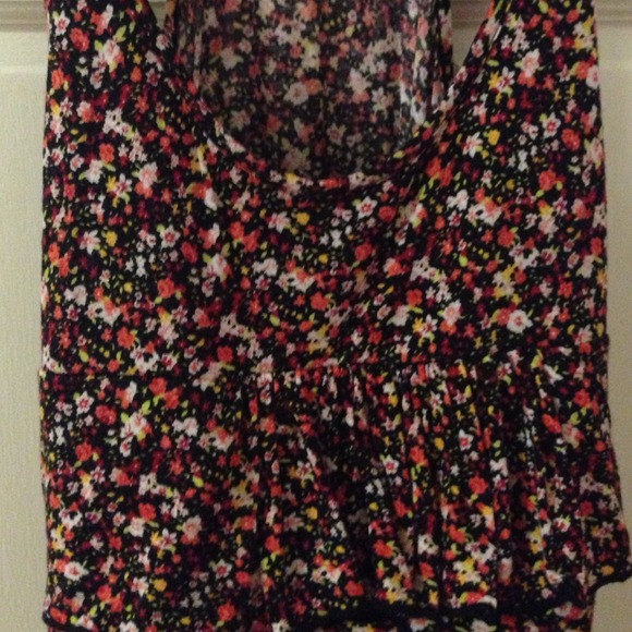 Cute Ruffled Tank - Picture 3 of 4