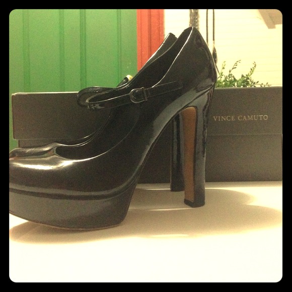 Vince Camuto Black Pumps. "Sarika"