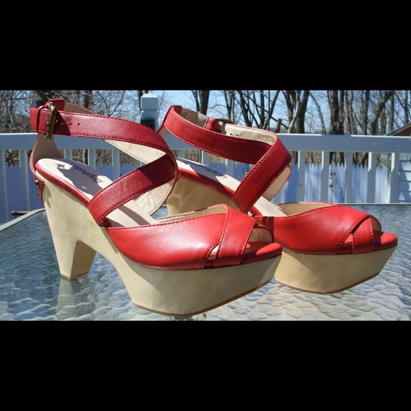 Farylrobin 'Omari' Red Leather Platform Sandals - Picture 2 of 4