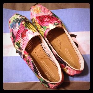 TOMS Classics floral crochet, size 7/8, LIKE NEW!!