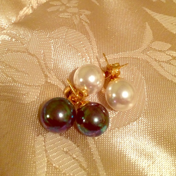 2 sets of pearl earrings. Ivory & metallic purple