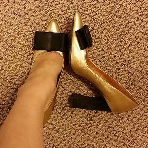 Metallic gold pumps