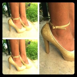 Gold glitter heels!