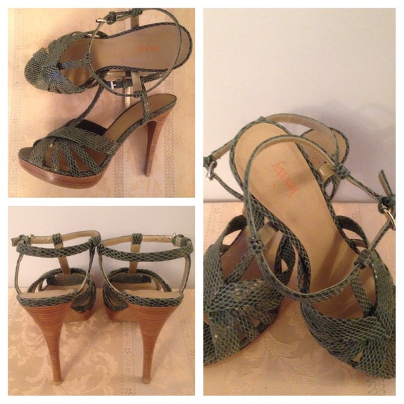 Levity Metallic Green Embossed T-Strap Sandal - Picture 3 of 3