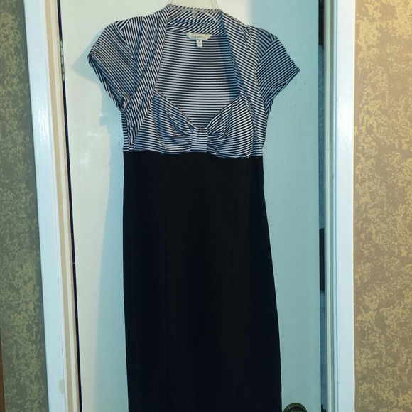 Beautiful dress for night out or work.