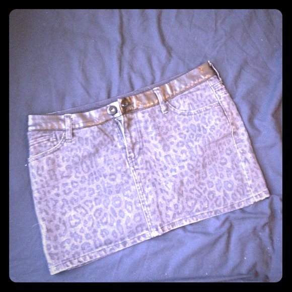 Mini leopard print skirt