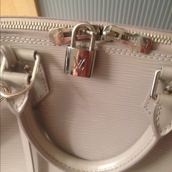 Authentic Louis Vuitton Alma Epi PM with Strap - Picture 2 of 4