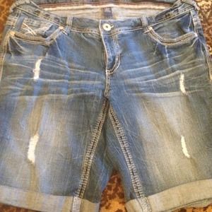 Bundled Bermuda shorts