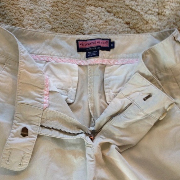 Vineyard vines khaki capris!