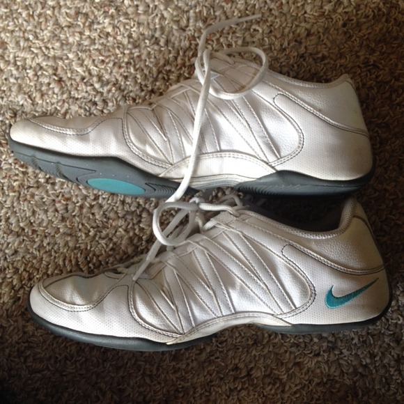 White Nike shoes - Picture 3 of 3