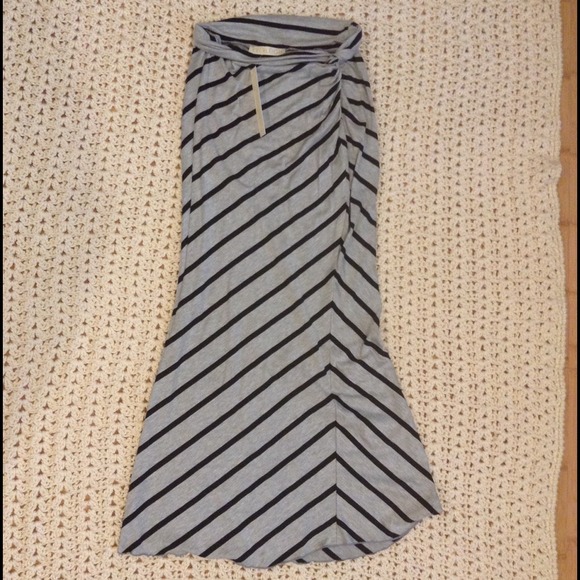 XS everleigh  maxi skirt - Picture 2 of 3