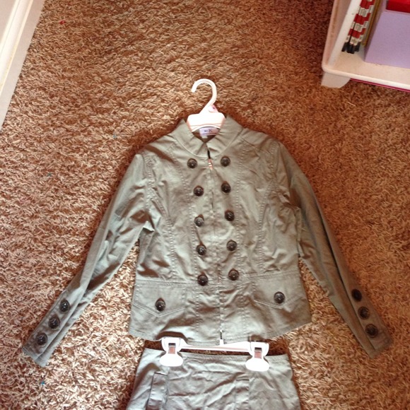 A jacket and skirt - Picture 2 of 2