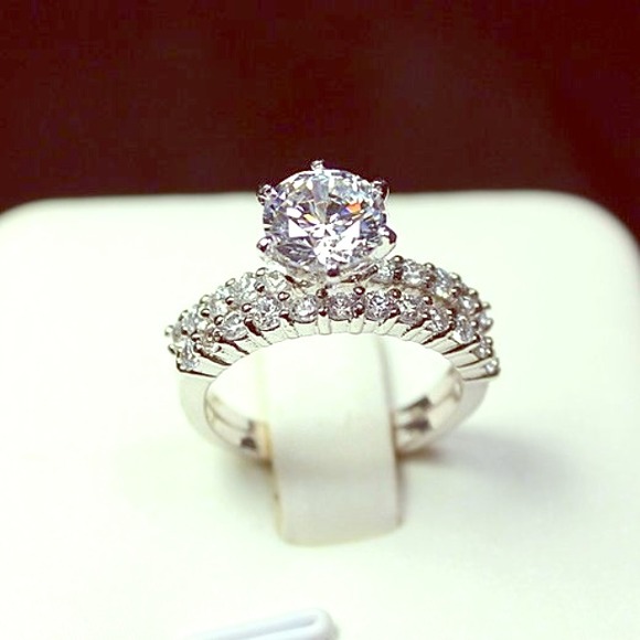 Fashion Engagement  Ring Swarovski Crystal 18 K GP
